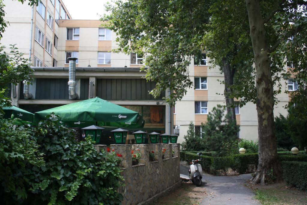 Hostel Flandria บูดาเปสต์ ภายนอก รูปภาพ